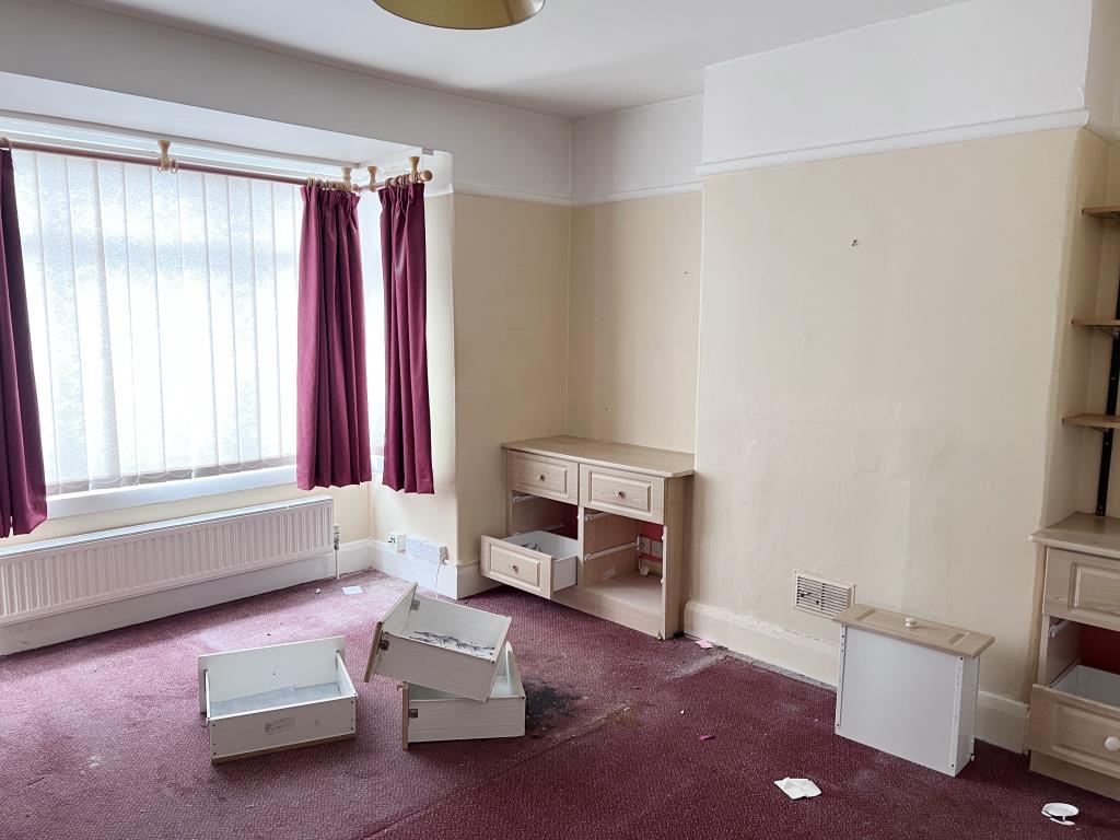Lot: 75 - SEMI-DETACHED HOUSE WITH POTENTIAL - Bedroom one first floor
